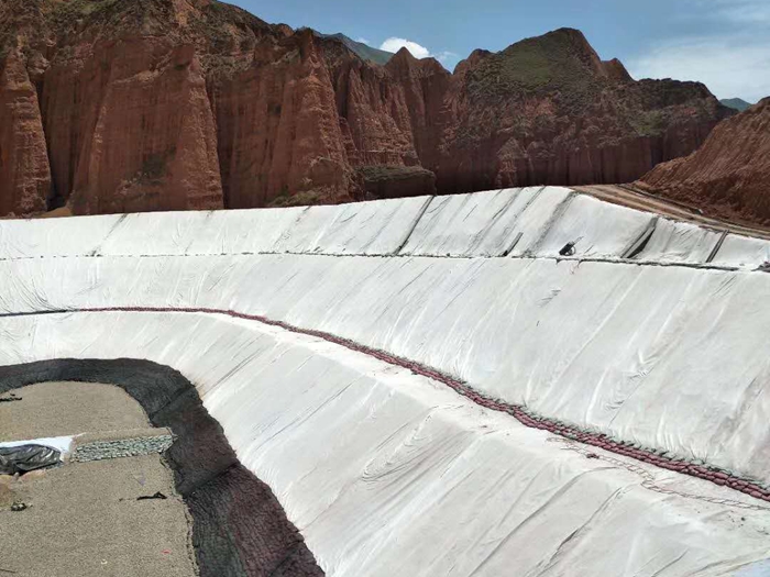 1647766797688724.jpg 尾礦庫(kù)防滲膜.jpg